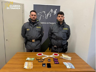 Urbino - In auto con mezzo chilo di hashish: arrestato 21enne